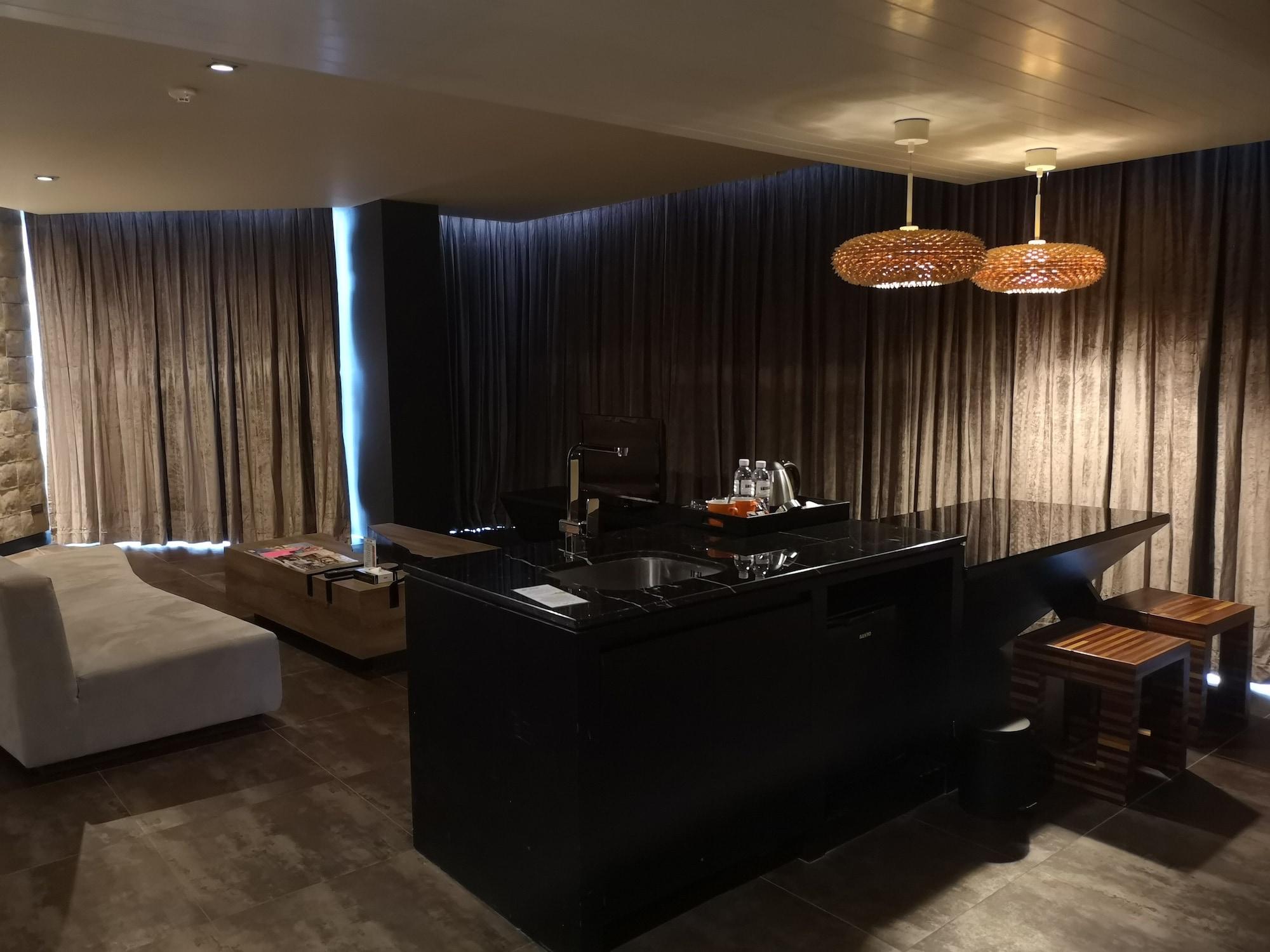Tsix5 Quarter Hotel Патая Екстериор снимка
