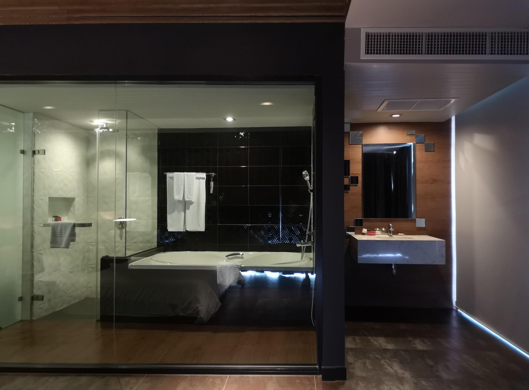 Tsix5 Quarter Hotel Патая Екстериор снимка