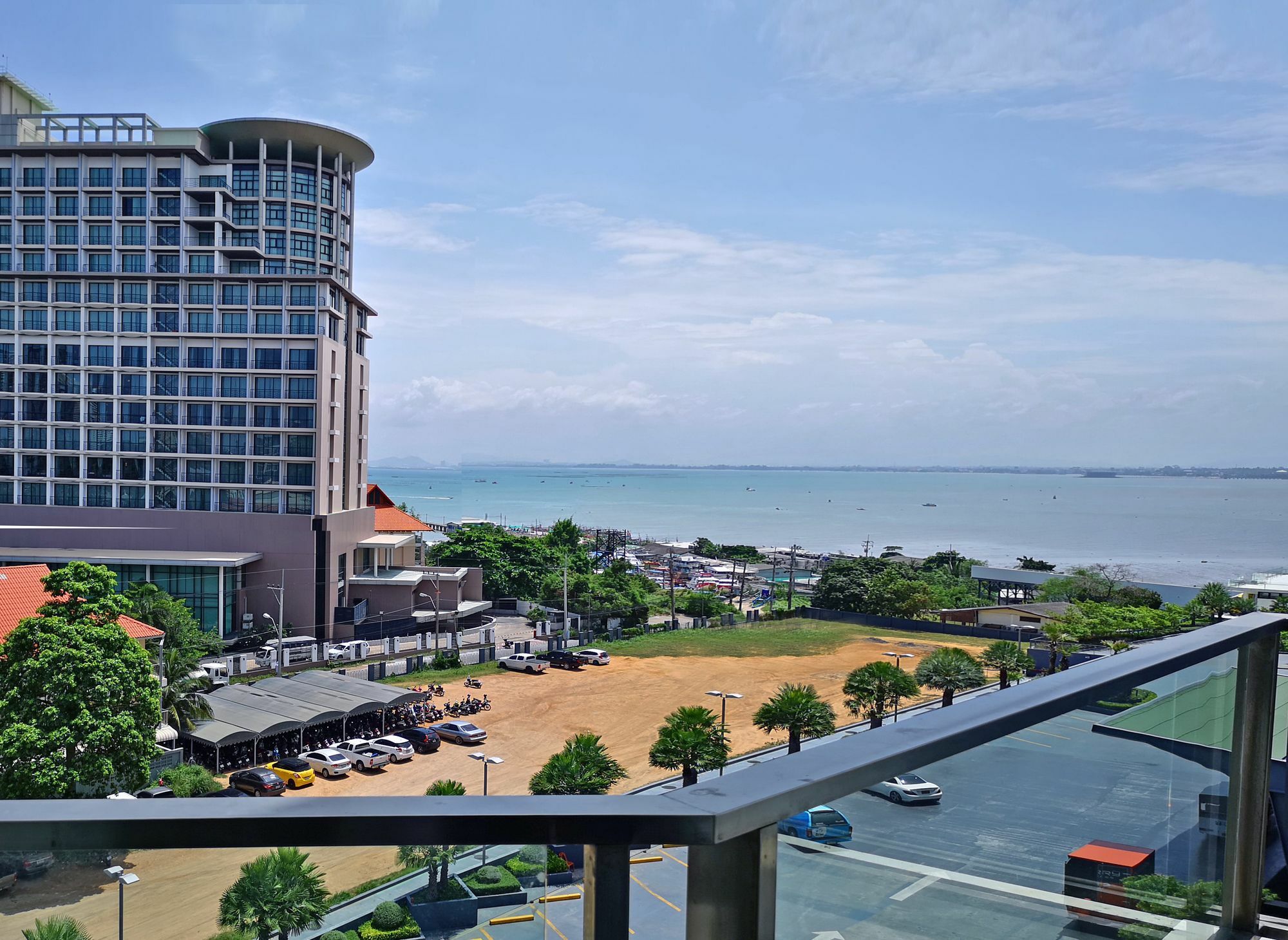 Tsix5 Quarter Hotel Патая Екстериор снимка