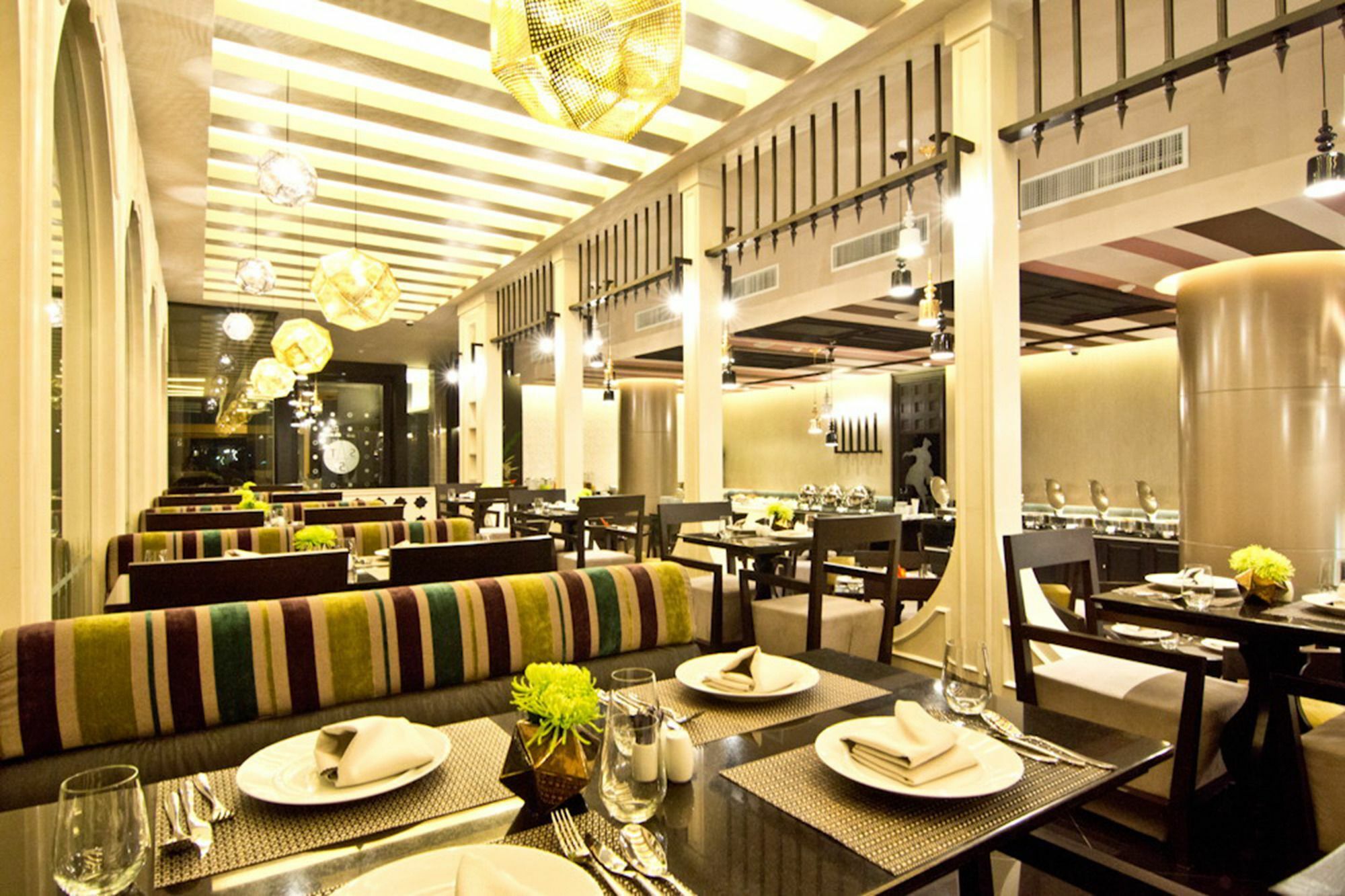 Tsix5 Quarter Hotel Патая Екстериор снимка